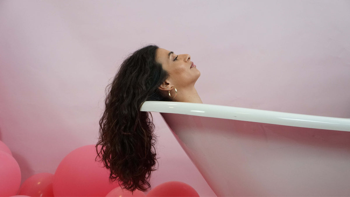 Nettoyer ses cheveux texturés sans les alourdir