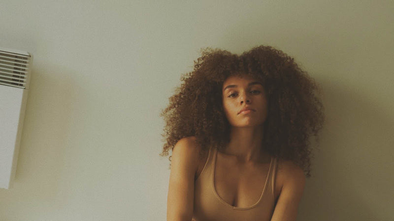 Cheveux frisés : pensez hydratation et nutrition une chevelure de rêve