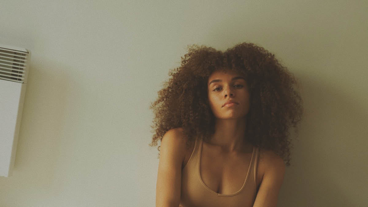 Cheveux frisés : pensez hydratation et nutrition une chevelure de rêve