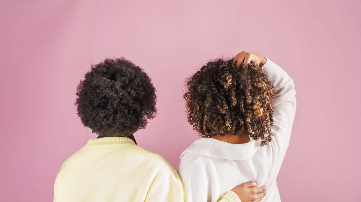 La méthode du no-poo pour cheveux bouclés