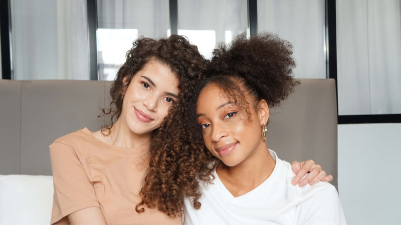 Quelle est la différence entre un cheveu bouclé et un cheveu frisé ?