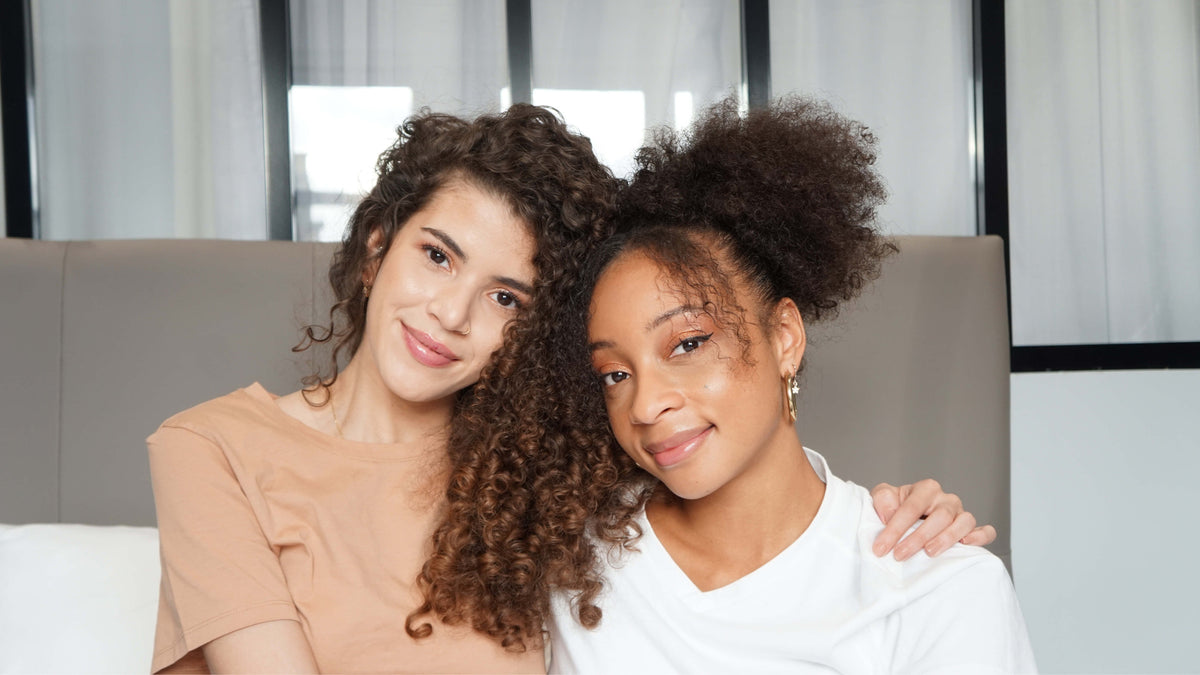 Quelle est la différence entre un cheveu bouclé et un cheveu frisé ?