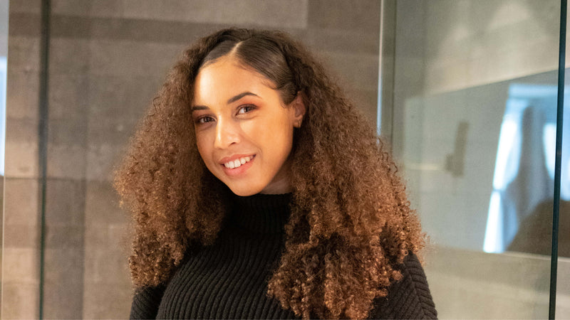 5 astuces pour cheveux frisés secs