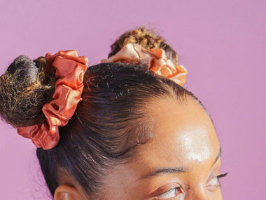 Comment attacher ses cheveux bouclés, frisés et crépus