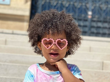 La routine pour les cheveux frisés de votre enfant