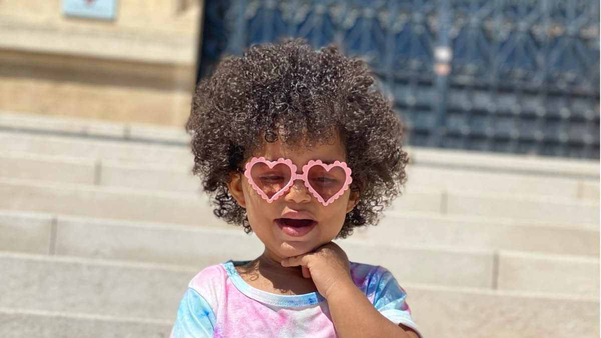 La routine pour les cheveux frisés de votre enfant