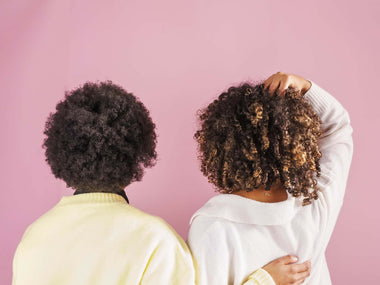 La méthode du no-poo pour cheveux bouclés