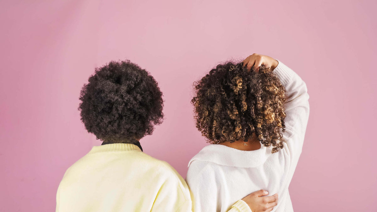 La méthode du no-poo pour cheveux bouclés