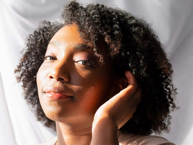 Quelle est la différence entre des cheveux frisés et des cheveux crépus ?