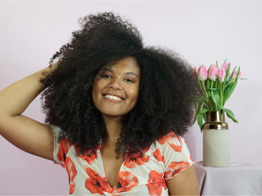 Garder ses cheveux frisés soyeux et définis avec la chaleur
