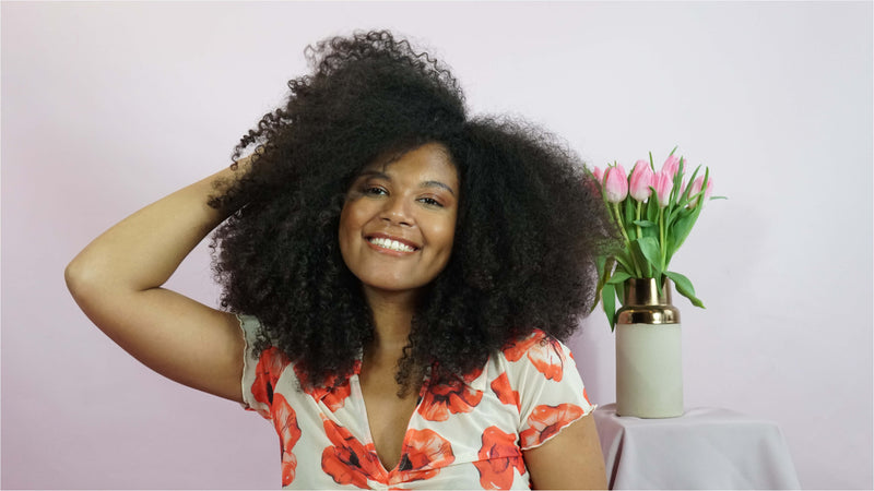 Garder ses cheveux frisés soyeux et définis avec la chaleur