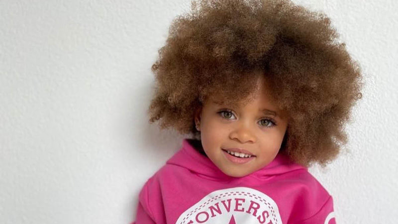 La routine pour les cheveux crépus de votre enfant