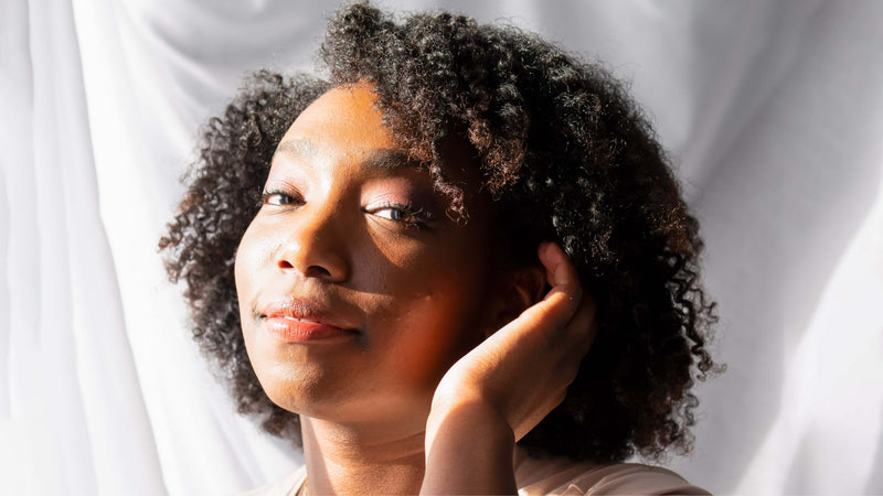 Quelle est la différence entre des cheveux frisés et des cheveux crépus ?