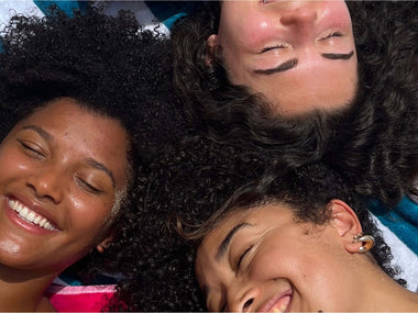 Mer, chlore, soleil : protéger ses cheveux texturés en été