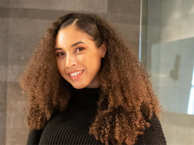 5 astuces pour cheveux frisés secs