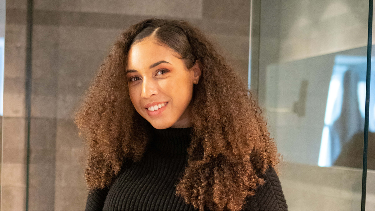 5 astuces pour cheveux frisés secs