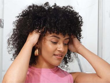 Les accessoires indispensables pour cheveux bouclés