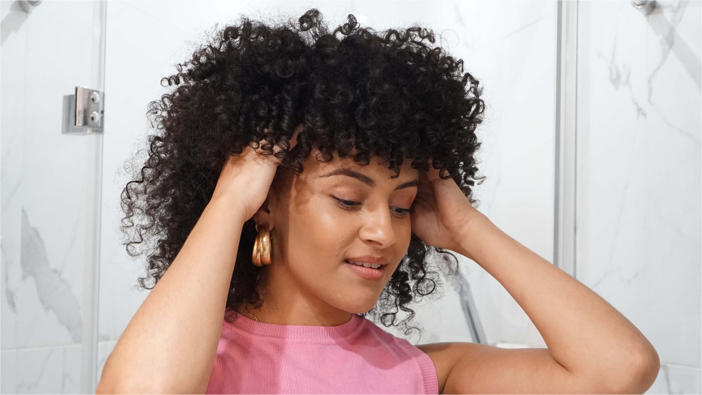 Les accessoires indispensables pour cheveux bouclés
