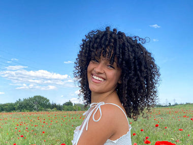 Limiter les frisottis des cheveux bouclés