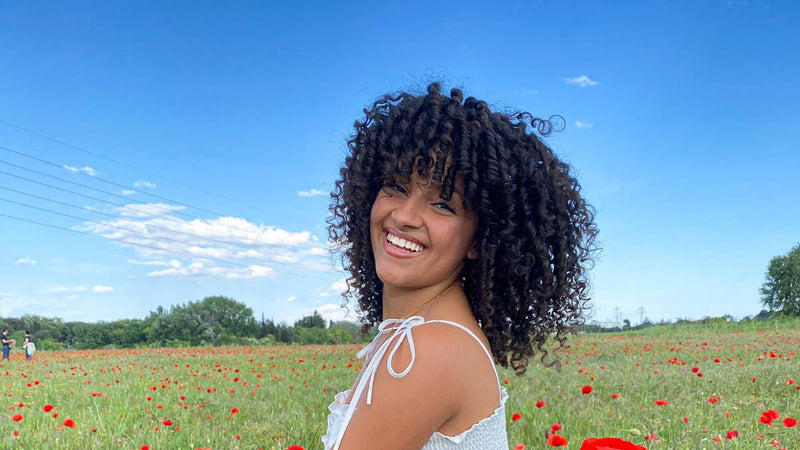 Limiter les frisottis des cheveux bouclés